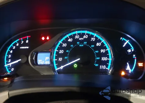 2014 Toyota Sienna Xle V6 8 Passenger z USA, uszkodzony, nr VIN 5TDYK3DC9ES430584